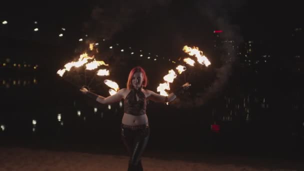 Feuershow mit Feuerventilatoren in der Nacht — Stockvideo