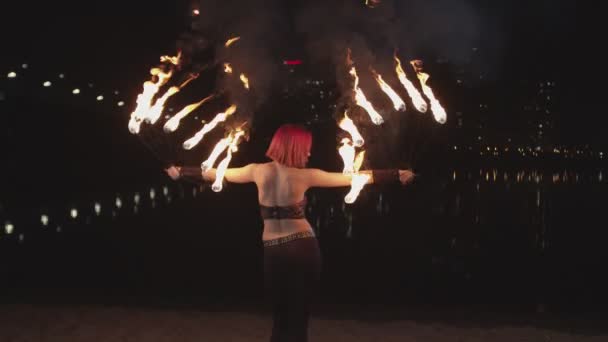 Pink-haired firegirl Dancing med flammande fans — Stockvideo