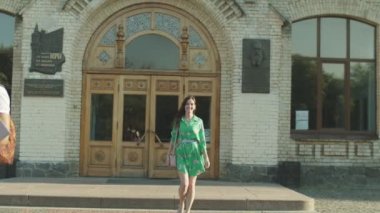 Derslerden sonra üniversiteden ayrılan güzel öğrenci