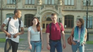Üniversite arkadaşları açık havada elveda diyerek sarılma