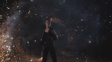 Fireshow sanatçı açık hava köpüklü personel iplik