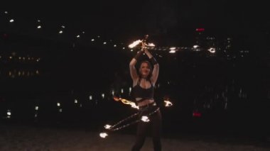 Alacakaranlıkta ateş çemberleri büküm Redhead firegirl
