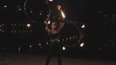 Pretty firegirl yanan hula çemberler açık dönen
