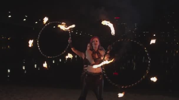 리버 사이드에 화재 훌라 농구를 회전 사랑스러운 여성 — 비디오