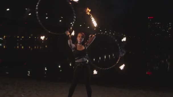 Mooie firegirl spinnen Flaming hula hoepels outdoor — Stockvideo