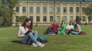 Bir grup arkadaş tarafından zorbalığa uğrayan kız öğrenci
