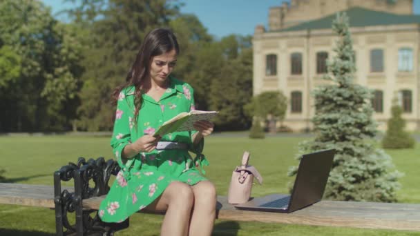 Estudiante aburrida reacia a estudiar al aire libre — Vídeos de Stock