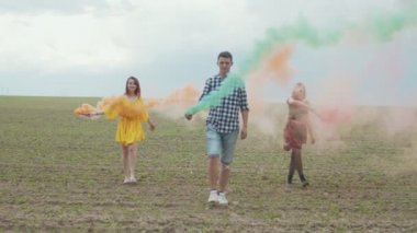 Hipsters sis bombaları ile alan geçiyor