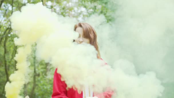 微笑的女人跳舞与吸烟的火炬户外 — 图库视频影像