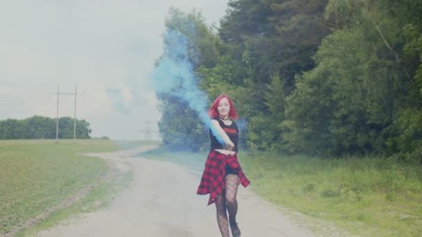 Ελεύθερη γυναίκα που χορεύει με βόμβα καπνού στο δρόμο της χώρας — Αρχείο Βίντεο
