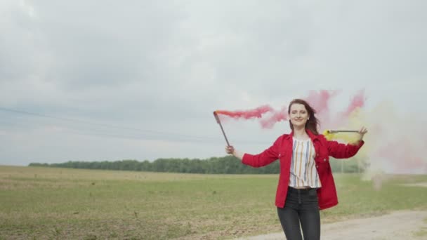 Щаслива жінка танцює з смолоскипами на відкритому повітрі — стокове відео