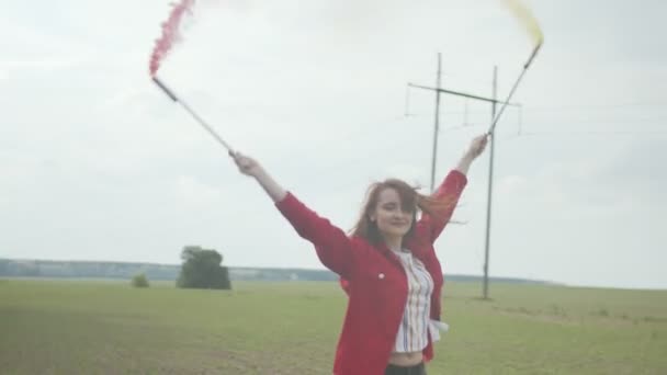 Гарненька жінка співає в танці з димовими бомбами — стокове відео