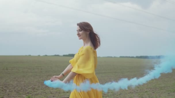 Joyful feminino rodopiando em fumaça colorida ao ar livre — Vídeo de Stock