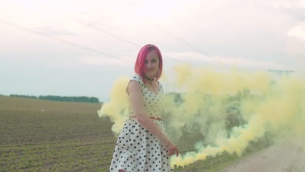 Mujer despreocupada caminando en las nubes de humo al aire libre — Vídeo de stock