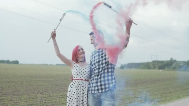 Casal feliz mostrando coração de fumaça no campo — Vídeo de Stock