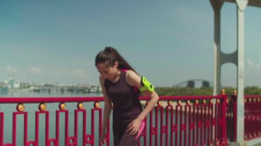 Köprüde yürüyen kadın koşu sonra nefes nefese