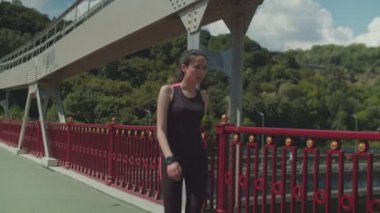 Yorgun kadın koşucu koştuktan sonra itme yapıyor