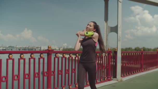 Deportiva en forma mujer calentamiento durante caminar al aire libre — Vídeo de stock