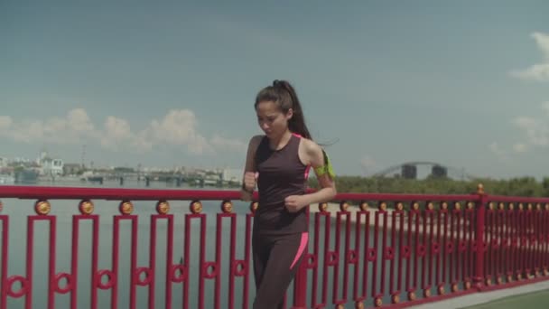 Fit kobieta Jogger bieganie patrząc na zegarek sportowy — Wideo stockowe
