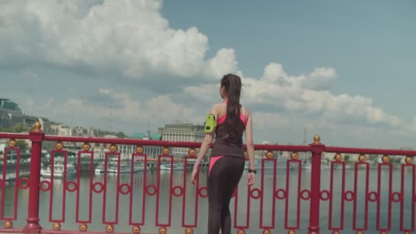 Fitte Frau wärmt sich vor morgendlichem Laufen im Freien auf — Stockvideo