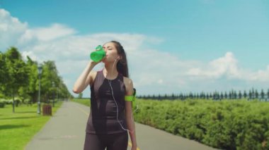 Egzersiz sırasında enerji içeceği olan thitsty kadın