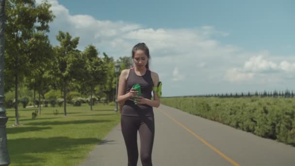 Fit žena pít energetický nápoj po tvrdým cvičení — Stock video