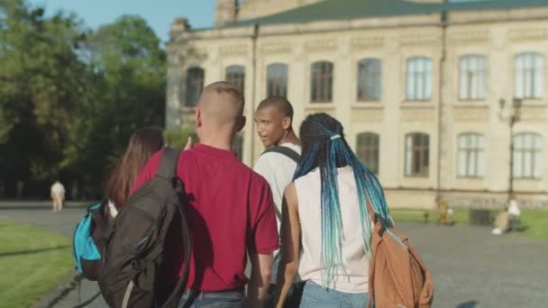 Unga multinationella människor som går till universitetet — Stockvideo