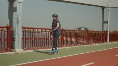 Şehirde paten le eğlenen neşeli kadın