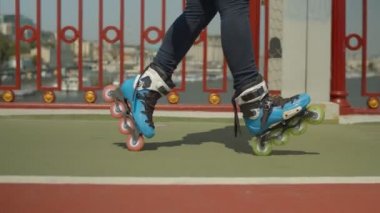 Usta rollergirls ayak çapraz pozisyon yapıyor