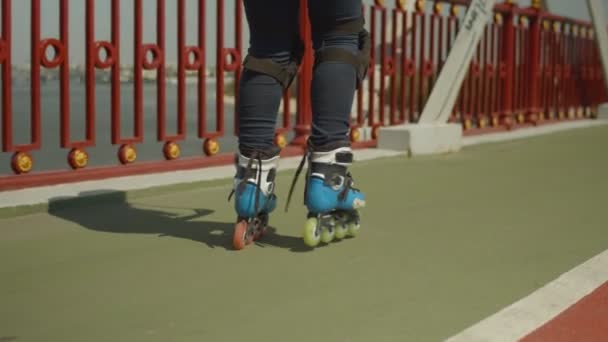 Vrouwelijke roller Legs in roller skates rijden in de stad — Stockvideo