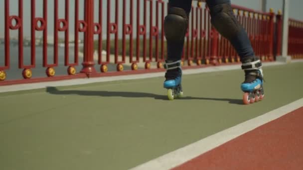 Benen van vrouw roller skating achteruit op brug — Stockvideo