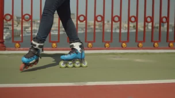 都市橋の後ろ向きに乗る女性ローラーの足 — ストック動画