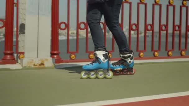 Dames benen in rolschaatsen rijden buitenshuis — Stockvideo
