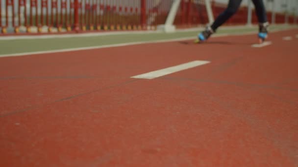 Abile rullo femminile che fa scorrere il freno di potenza — Video Stock