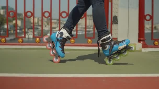 Skillful rollergirls pies haciendo posición cruzada — Vídeos de Stock