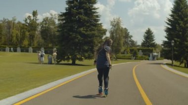 Park sokakta geriye doğru binen kadın silindir