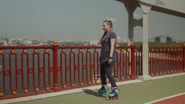 Rolo fêmea desfrutando paisagem urbana durante a patinação — Vídeo de Stock