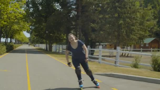 Vrolijke vrouw roller met humor imiteren Superman — Stockvideo