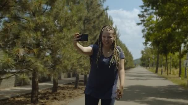 Rolo fêmea levando vídeo rollerblading no parque — Vídeo de Stock