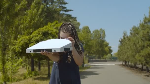 Pizzabote auf Rollerblades im Park — Stockvideo