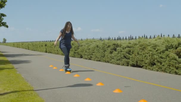 Roller Riding doorkruisen door kegels in Park — Stockvideo
