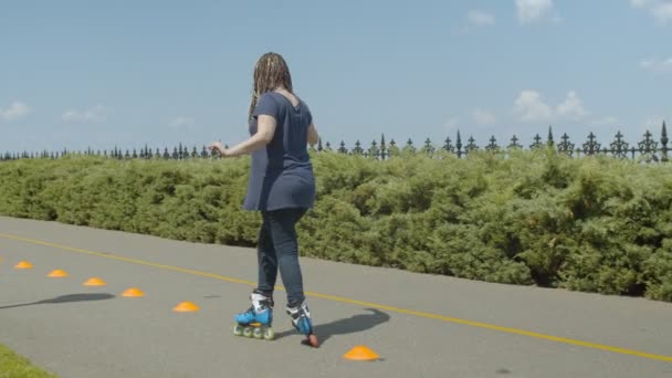 Vrouw roller training inline slamom achteruit — Stockvideo