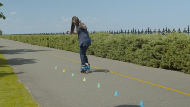 Mujer entrenamiento de rodillos patinaje en línea al aire libre — Vídeo de stock