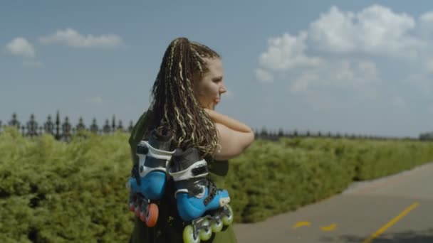 Portrét ženy s kolečky v průběhu chůze — Stock video
