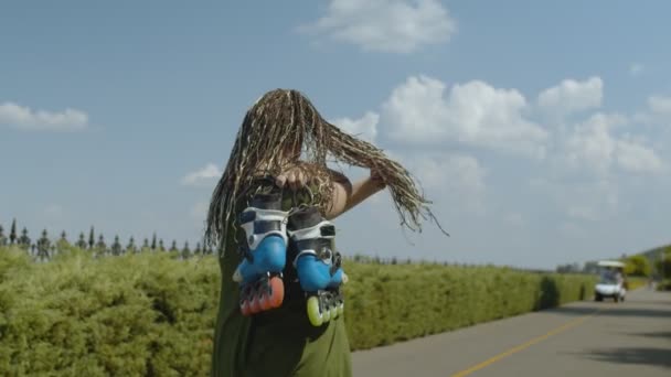 Portrait de femme heureuse marchant avec des lames de rouleau — Video