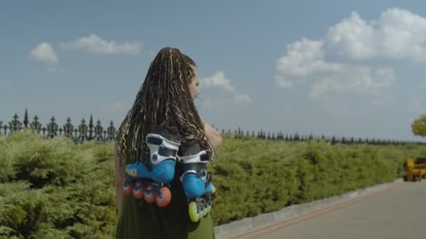 Портрет женщины роллер подмигивая прогулки в парке — стоковое видео