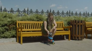 Tezgahüzerinde silindir bıçakları koyarak kadın rulo