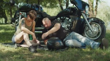 Deneyimli bisikletçi onarım için telefon aracı gösteren