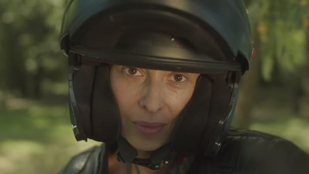 Portrait de femme séduisante en casque de moto — Video