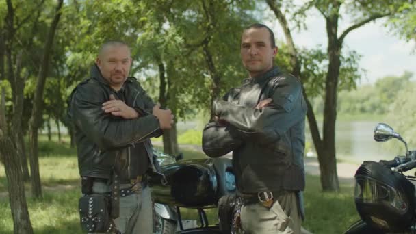 Cavaliers masculins sérieux saluant dans le style des motards — Video